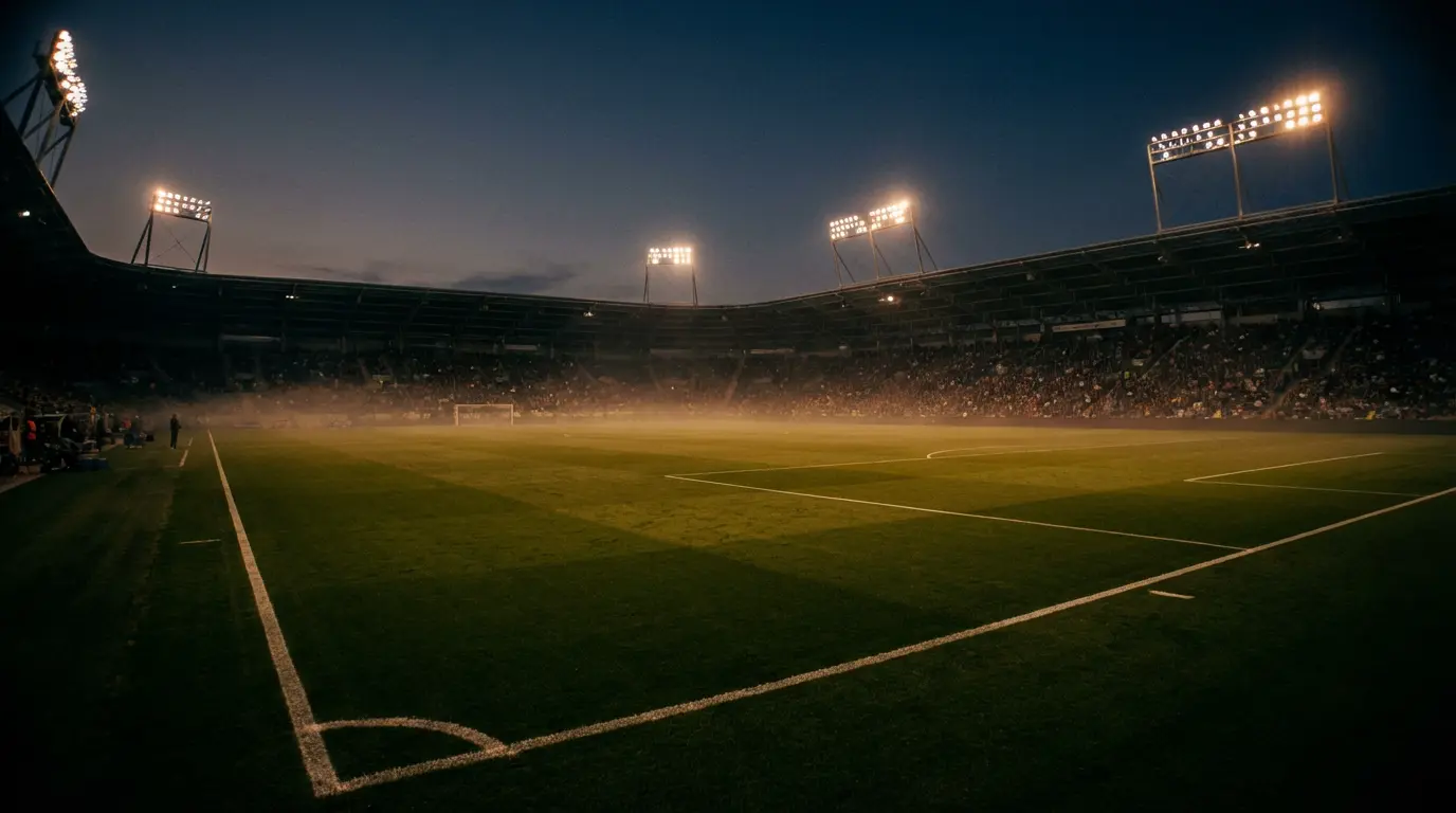 MetLife Stadiumin nurmikenttä illan valaistuksessa ennen MM-kisojen 2026 ottelua
