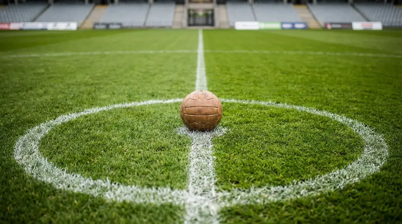 Jalkapallo keskiviivan ympyrässä tyhjällä vihreällä ruohokentällä